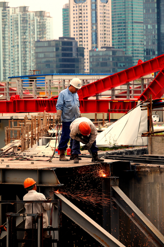 动物中心+朱闽 娟+焊花中的闪耀 +18616300844